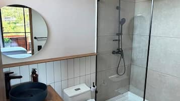 Deluxe Cabin | Bathroom | Separate tub and shower, towels, soap, shampoo