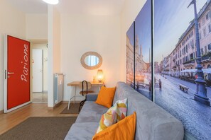 TV - Room 'Camera Familiare - Borgo' with Balcony, Wi-Fi and Air Conditioning (Rome)