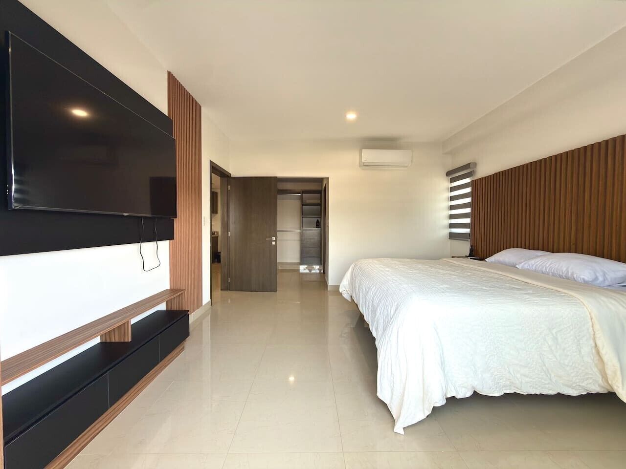 Desk, iron/ironing board, WiFi, bed sheets