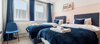 City Centre Apt | Near Train Station/+Free Parking | Sleeps 4