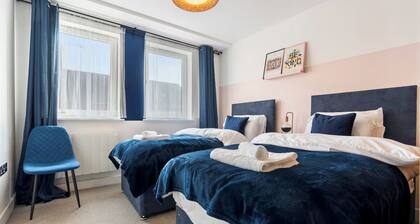 City Centre Apt | Near Train Station/+Free Parking | Sleeps 4