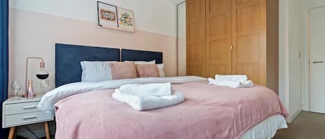 1 slaapkamer, een strijkplank/strijkijzer, gratis wifi, beddengoed