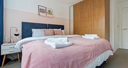 Contractor-Friendly Stay | Secure Parking | Near Station | Sleeps 4