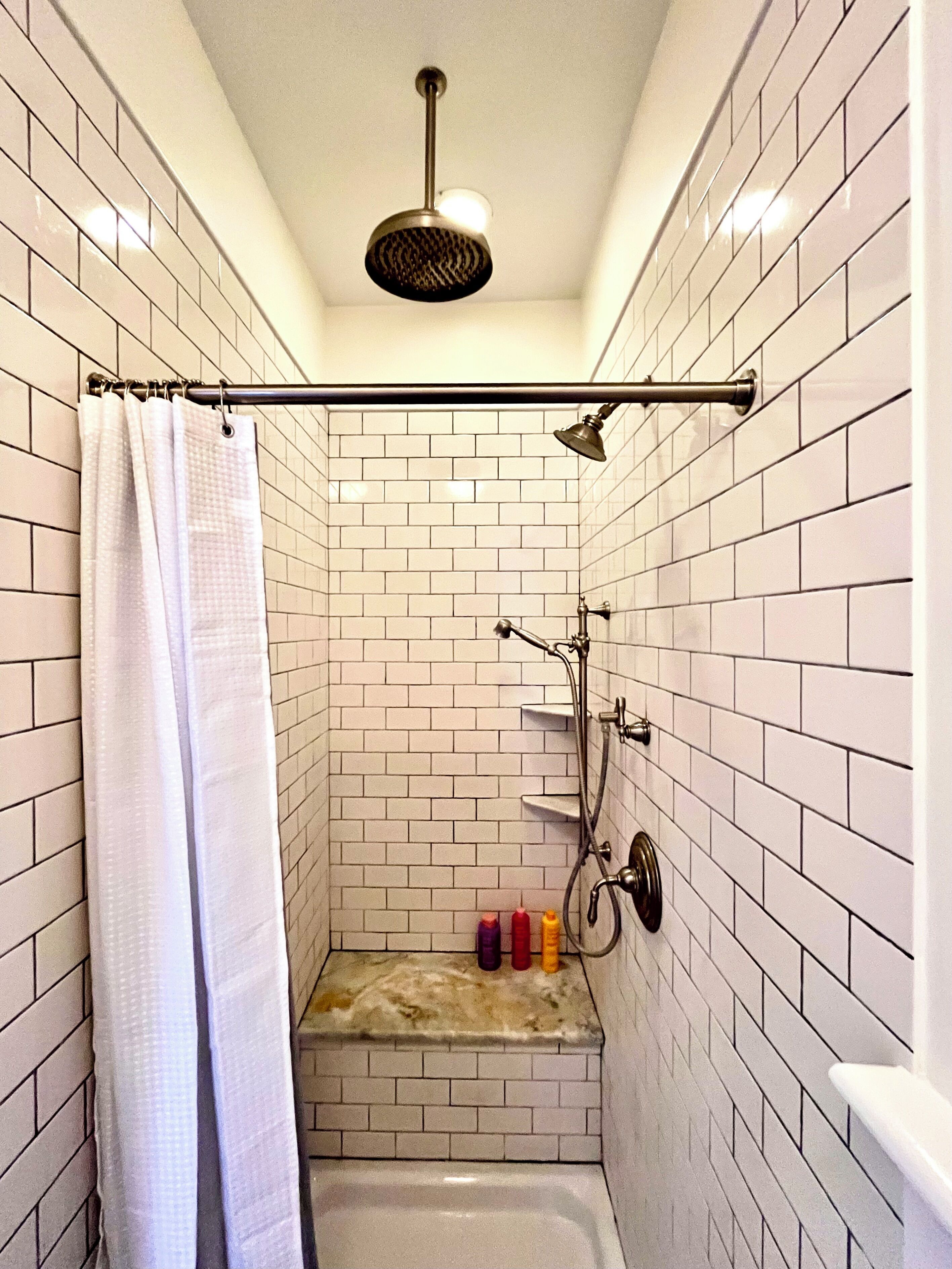 Douche, sèche-cheveux, serviettes fournies, savon