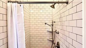 Een douche, een haardroger, handdoeken, zeep