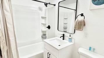 Dusj, hårføner, håndklær og såpe