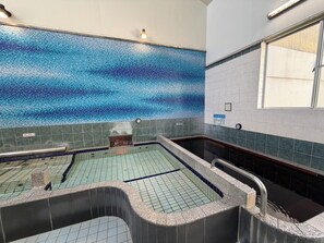 A swimming pool with a blue mosaic wall, a separate hot tub area, and a tiled floor. - Tatoo ok! Onsen of 400 years of history【観】East side of Tokyo (江戸川区船堀２丁目)