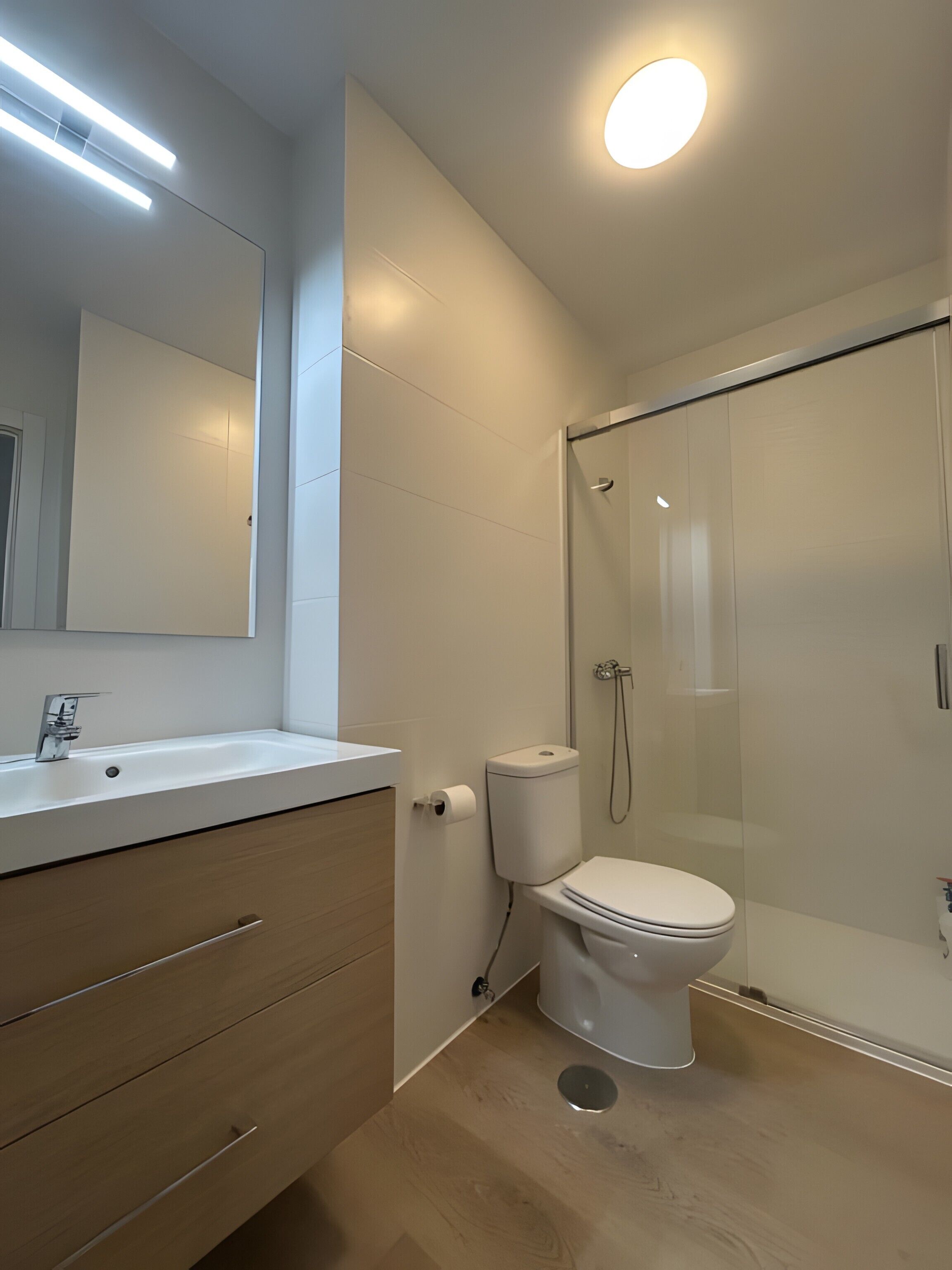 Een douche, een haardroger, handdoeken