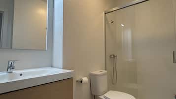 Een douche, een haardroger, handdoeken