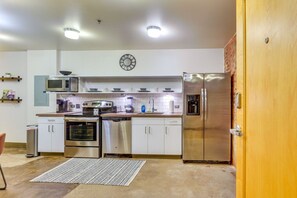 Eine moderne Küche mit Edelstahlgeräten, einer Mikrowelle, einem Toaster und einem Kühlschrank.