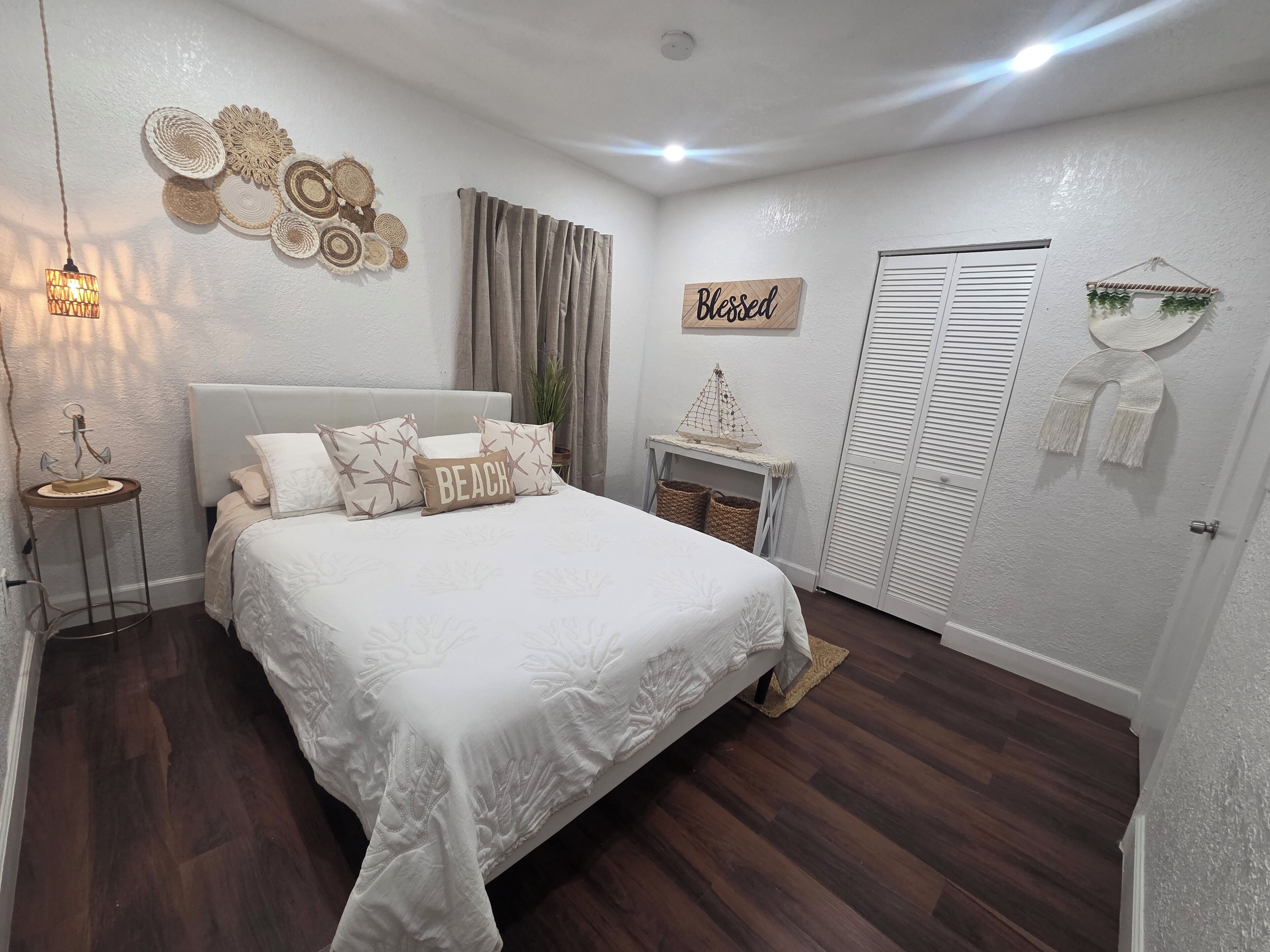 Iron/ironing board, WiFi, bed sheets