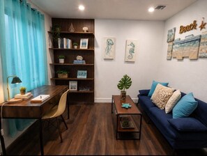 Interior - Delightful 2-bedroom house with AC in vibrant Miami (Miami)