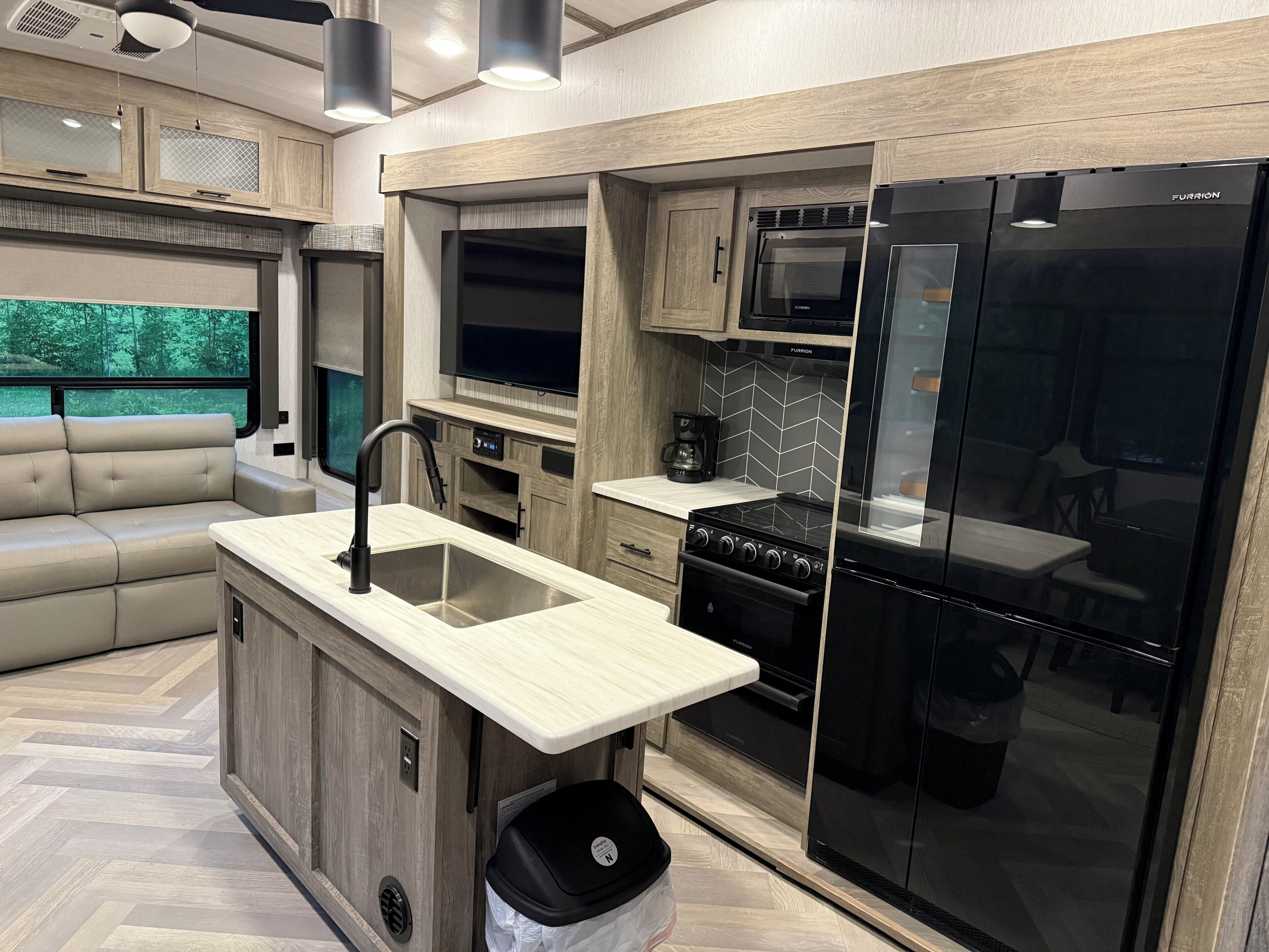 Coffee/tea maker, fridge, microwave, stovetop