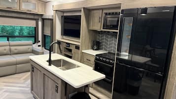 Coffee/tea maker, fridge, microwave, stovetop