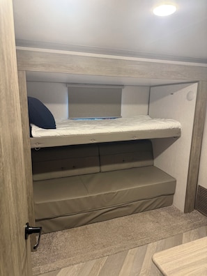3 bedrooms, free WiFi, bed sheets - Fabulous 3-bedroom RV with direct access to the Sebasticook River! (Benton)