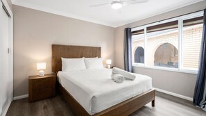 3 bedrooms, free WiFi, bed sheets - Kanahooka Lakeside with Pool & Family Escape (Kanahooka)