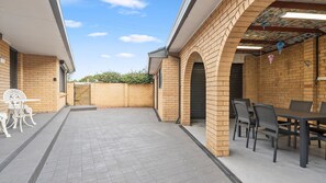 Outdoor dining - Kanahooka Lakeside with Pool & Family Escape (Kanahooka)