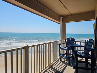 SEASIDE SERENITY. Oceanfront and fully stocked!