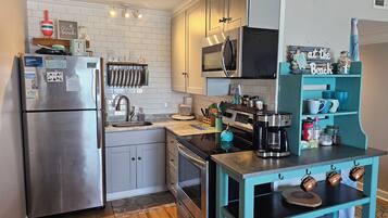 Coffee/tea maker, fridge, microwave, oven