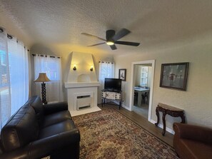 Living area - Private 1-bedroom cottage in North Park Neighborhood walk everywhere (San Diego)