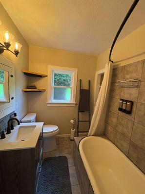 Bathroom - Private 1-bedroom cottage in North Park Neighborhood walk everywhere (San Diego)