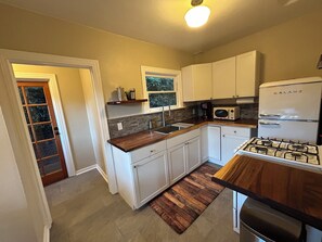 Private kitchen - Private 1-bedroom cottage in North Park Neighborhood walk everywhere (San Diego)