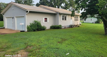 Diamond City Lake & Links
Cozy 2 bedroom 1 bath in the center of everything!!