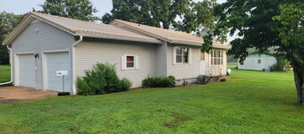 Diamond City Lake & Links
Cozy 2 bedroom 1 bath in the center of everything!!