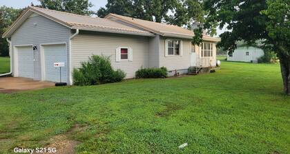 Diamond City Lake & Links
Cozy 2 bedroom 1 bath in the center of everything!!