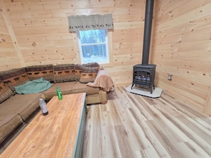 Living area - Charming secluded cabin in Saint Johnsville perfect for relaxing getaway (Saint Johnsville)