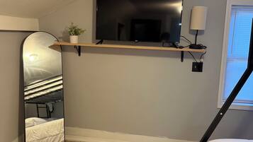 Tabla de planchar con plancha, wifi y ropa de cama