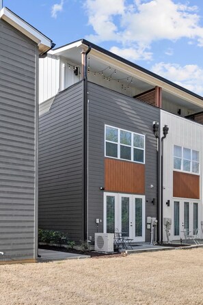 A modern building with a flat roof, large windows, and a covered outdoor area. - Lookout Living 1405–Downtown Access–Sleeps 8 (Chattanooga)