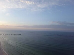 Ein Küstenblick mit einer an das Meer führenden Mole.