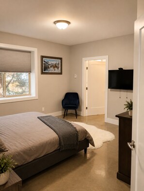 Iron/ironing board, free WiFi, bed sheets - Relaxing Waterfront Haven with Hot Tub & Dock (Sooke)