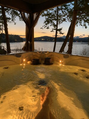 Outdoor spa tub - Relaxing Waterfront Haven with Hot Tub & Dock (Sooke)