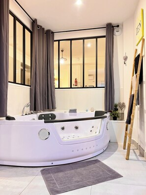 Hair dryer, towels, soap, shampoo - Loft with Air Conditioning and Jacuzzi - Near Les Grands Buffets, Downtown (Narbonne)