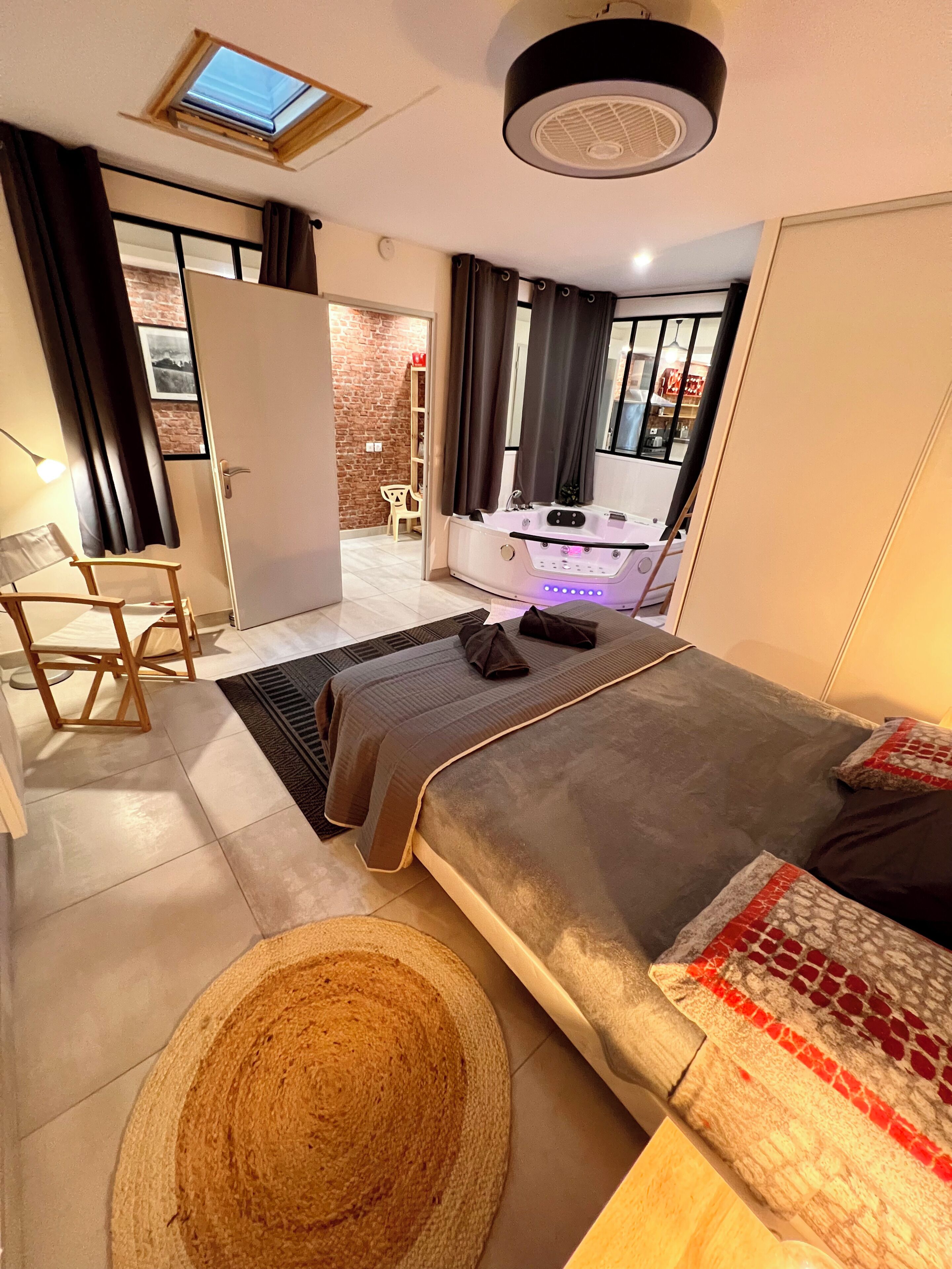2 slaapkamers, een strijkplank/strijkijzer, gratis wifi, beddengoed