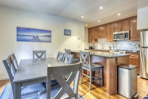 Dining - Family Friendly Tahoe Pines Escape with Mountain Comfort and Patio (Incline Village)