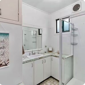 Een douche, een haardroger, handdoeken, zeep
