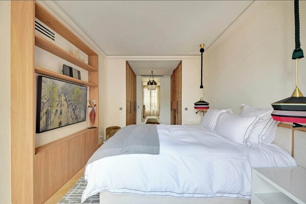 Ein Schlafzimmer mit einem großen Bett, einem Holzschrank und einem Bild an der Wand.
