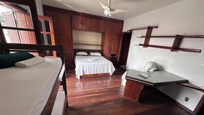 A bedroom with a bed, a desk, and a wardrobe. - Hospedaria Campinas  (Campinas)