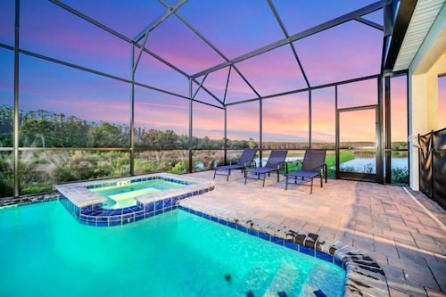 Beautiful 9-bedroom house with AC in serene Kissimmee , Bring the whole Family !
