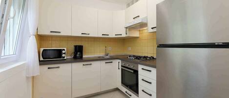 Coffee/tea maker, fridge, microwave, oven