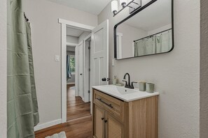 Towels, soap, toilet paper - Sask & Relax ! (Cherokee Village)