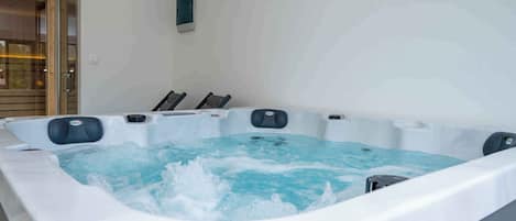 Bañera de hidromasaje interior