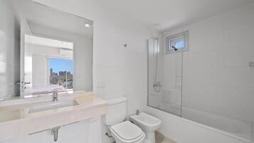 Secadora de cabello, bidet, toallas, jabón