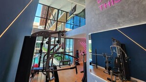 A gym with exercise equipment, a mezzanine level, and a neon sign that reads 'LET'S DO THIS'. - Sunny Hall By Flat na Praia (Ipojuca)