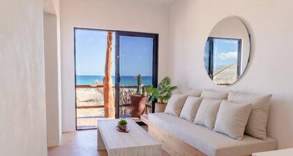 Beachfront Upstairs Cabin at Rasta Beach with Stunning Ocean Views, Palizada Del Mar