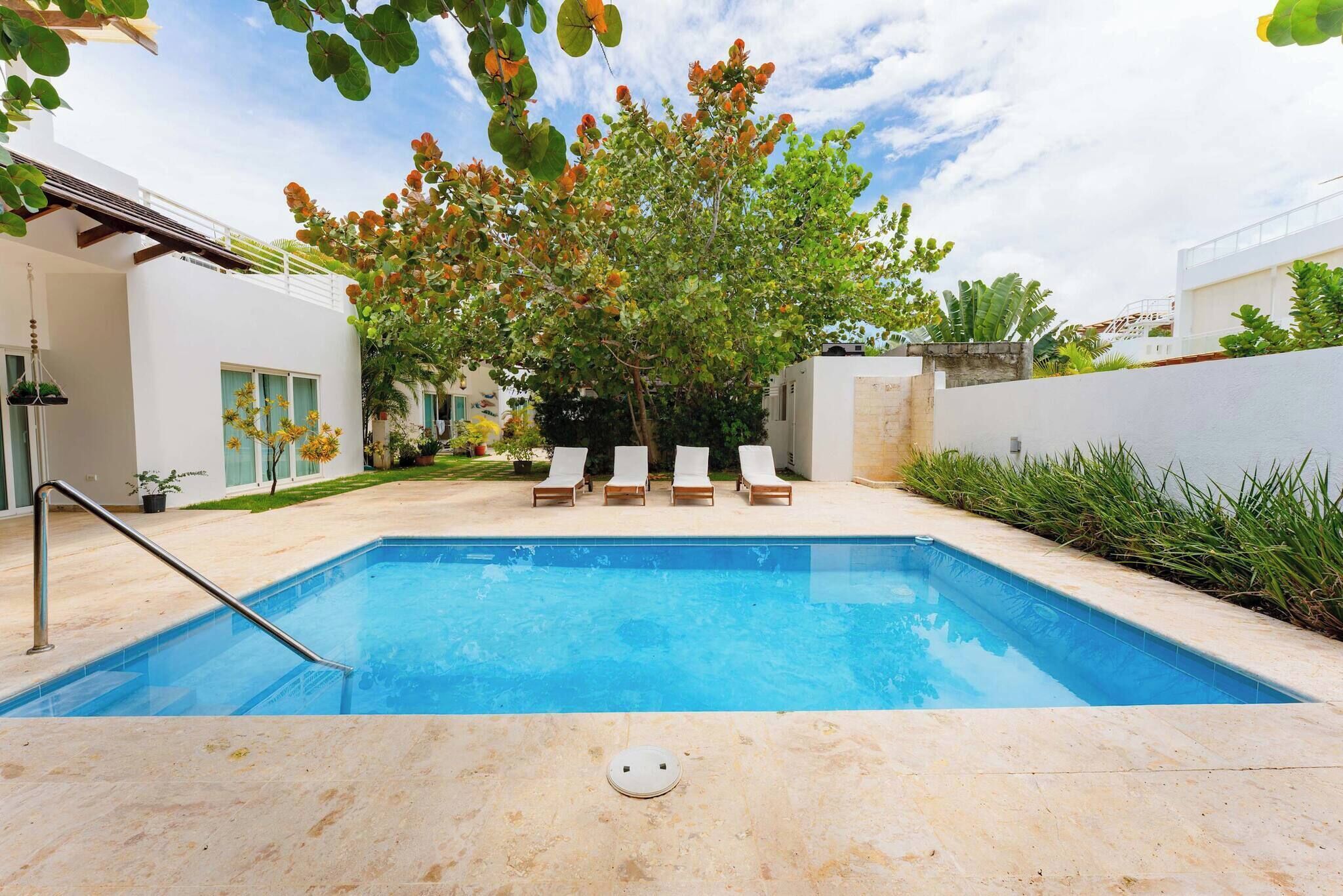 Una piscina al aire libre