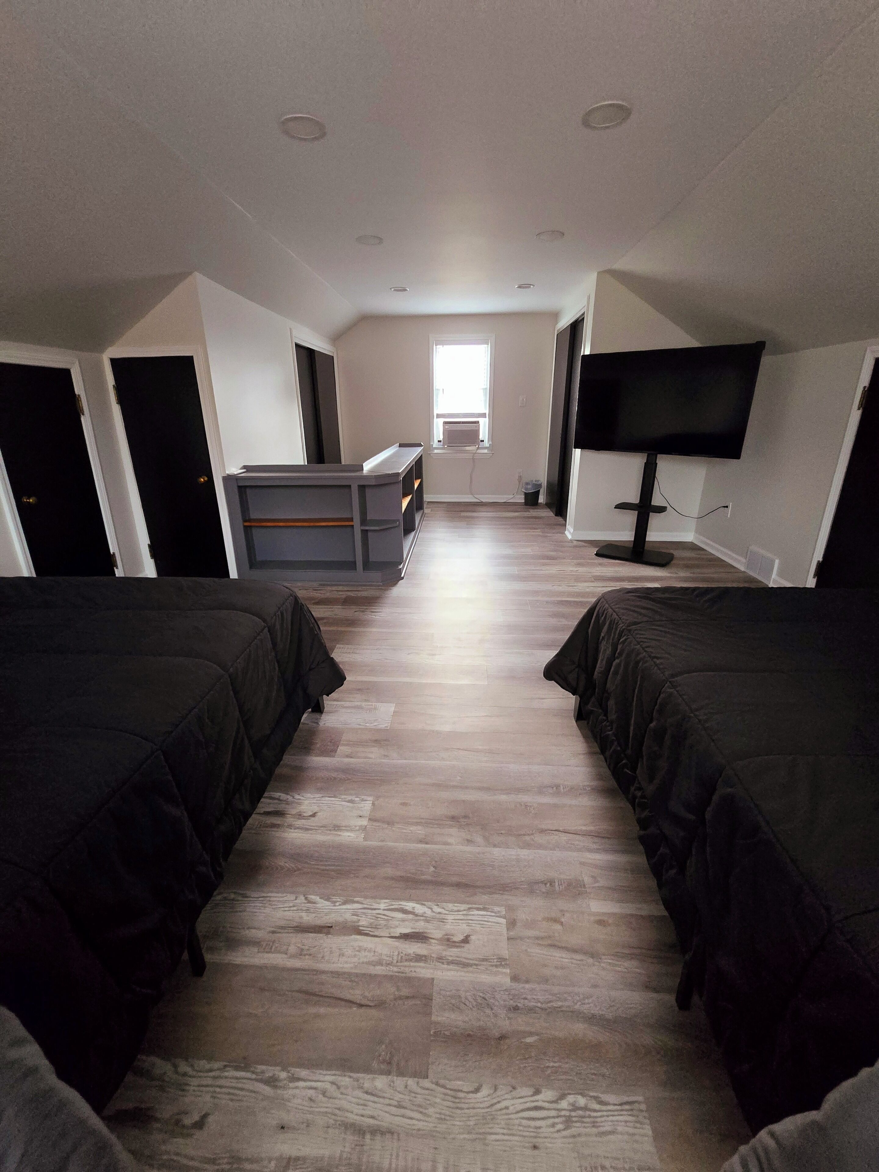 3 habitaciones, tabla de planchar con plancha, wifi y ropa de cama 